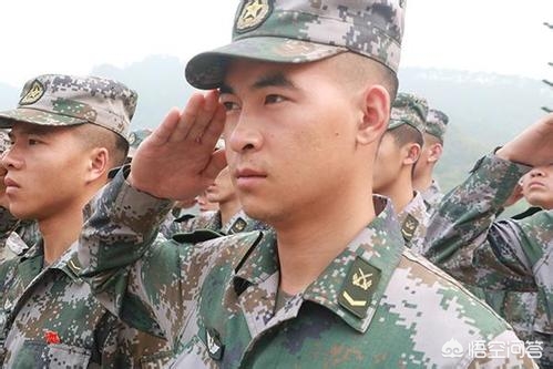 一等功爷爷送孙报到一等功臣为孙子当兵