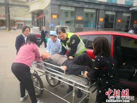 [车起火司机联手救援]广州醉汉抢夺公交车方向盘，被司机乘客联手制服, 你怎么看？