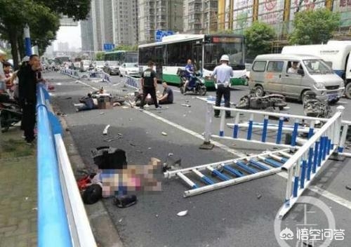 奔驰撞车