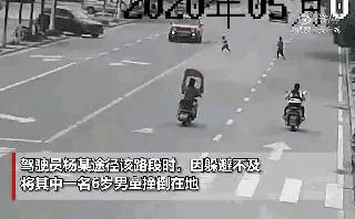 带孙子横穿马路被撞（熊孩子3分钟横穿马路18次被撞，司机被判全责，家长应该承担责任吗？）
