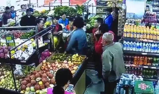 作为一名店长，看到两名店员在上班时间吵架，还当着顾客的面争吵不休。该怎么办？：和店员争执后身亡
