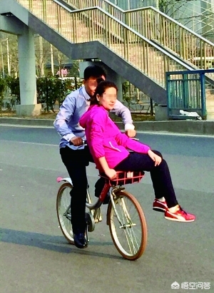 共享单车车筐堆垃圾（共享单车东西忘拿了怎么办？）