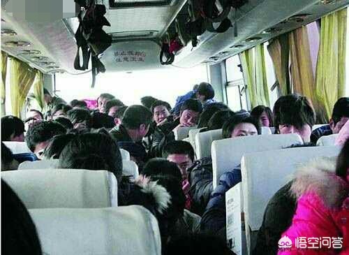 大巴坠河致1死44失踪（你怎么看长途大巴核载44人，竟塞了82人，司乘3人被刑拘？）
