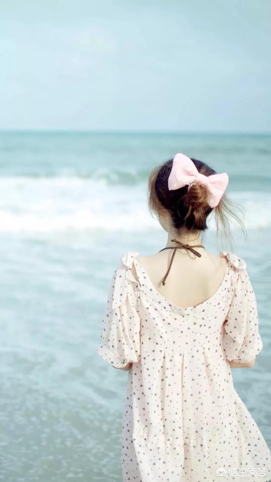 看着孩子孤独的背影文案？：孤独背影图片