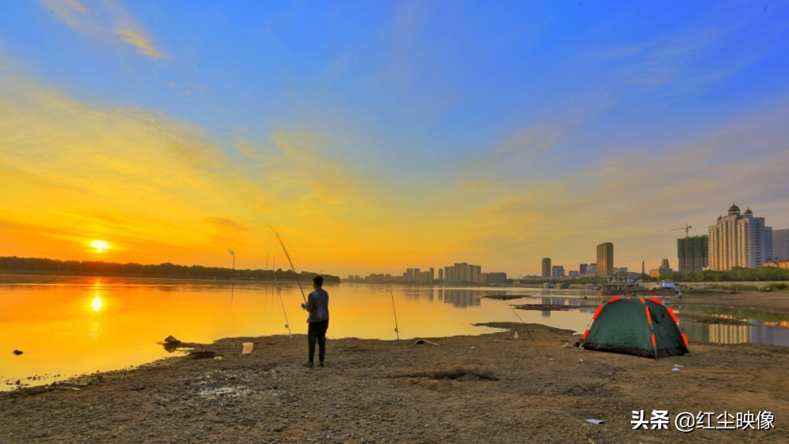 早上江边风景发朋友圈的句子？：江边风景图片