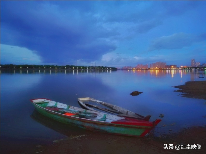 早上江边风景发朋友圈的句子？：江边风景图片