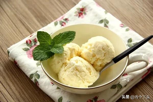 [香草冰激凌]香草的冰淇淋是什么颜色？