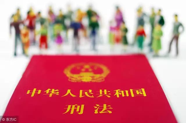 小偷入室偷窃，被主人控制并报警，而小偷心脏病发死了，小偷家属索赔80万，怎么看？：报警自曝小偷身份