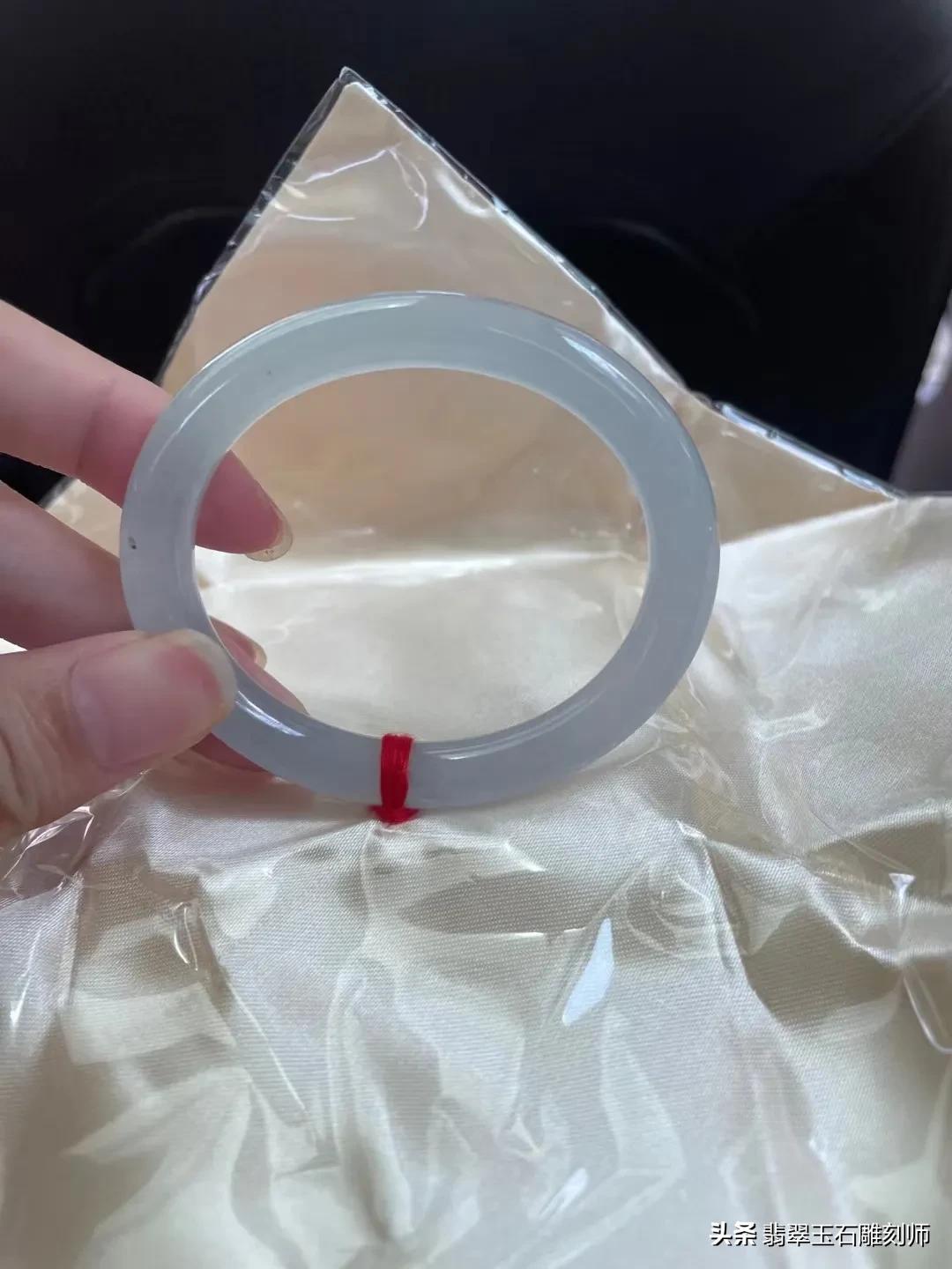 在线等懂玉的大神帮忙看看这个玉镯怎么样？