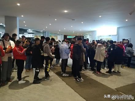 西安740多名大学生被困鳌山滑雪场，教体局：大雪封路致17辆大巴滞留，已为学生发放食物并安全返回。你怎么看？