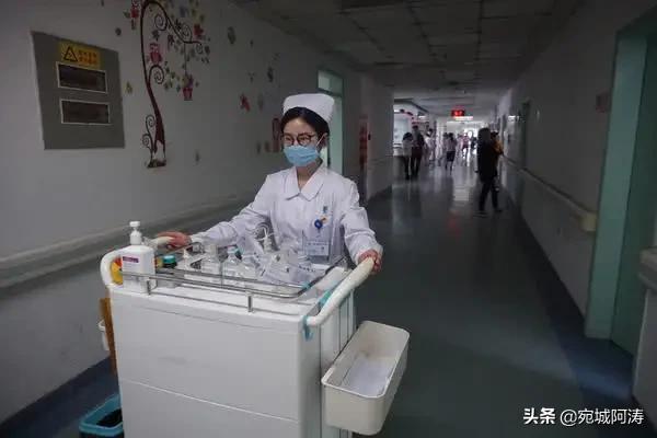 [护士300秒极限救人]最美一蹲！泗洪女护士街头救人，被救者醒来后表感谢, 你怎么看？