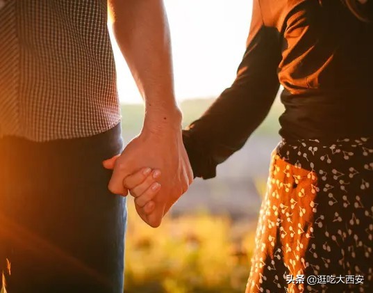 如何看待最近频繁出现的夫妻一方杀害另一方的？：夫妇遇求助开门被杀