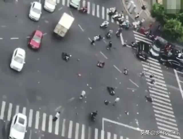 奔驰撞车图片