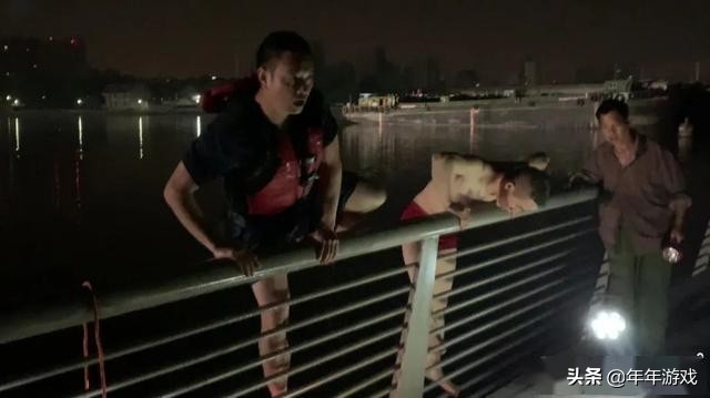 24岁外卖员落水身亡（外卖小哥救的女子是怎么落水的？）