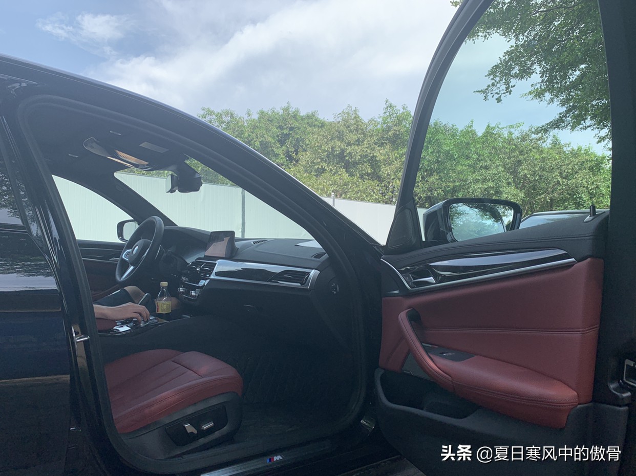 宝马炭黑色