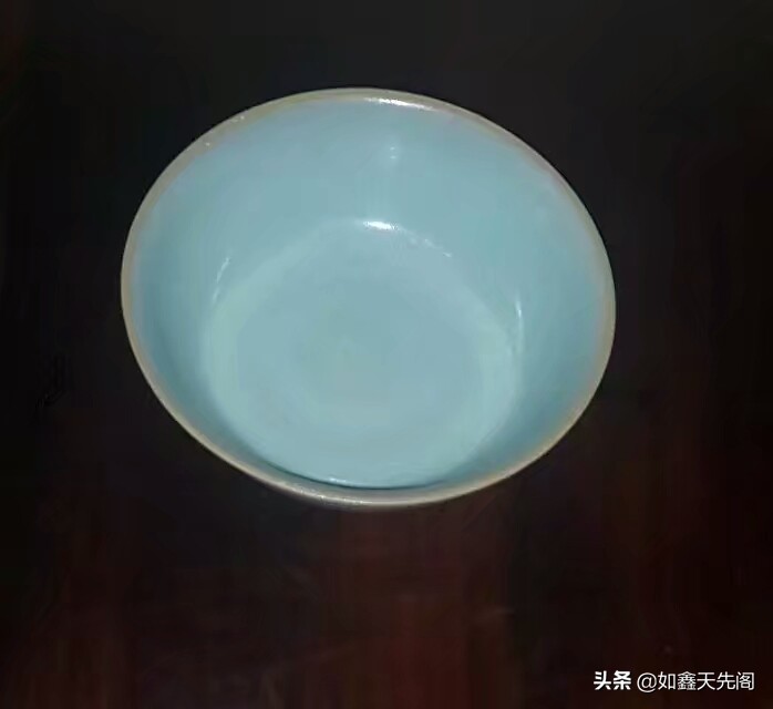 [伊朗高温50℃创纪录]一件伊朗早期仿龙泉器物，请各位评判一下究竟是低温釉陶，还是高温青瓷?为什么？