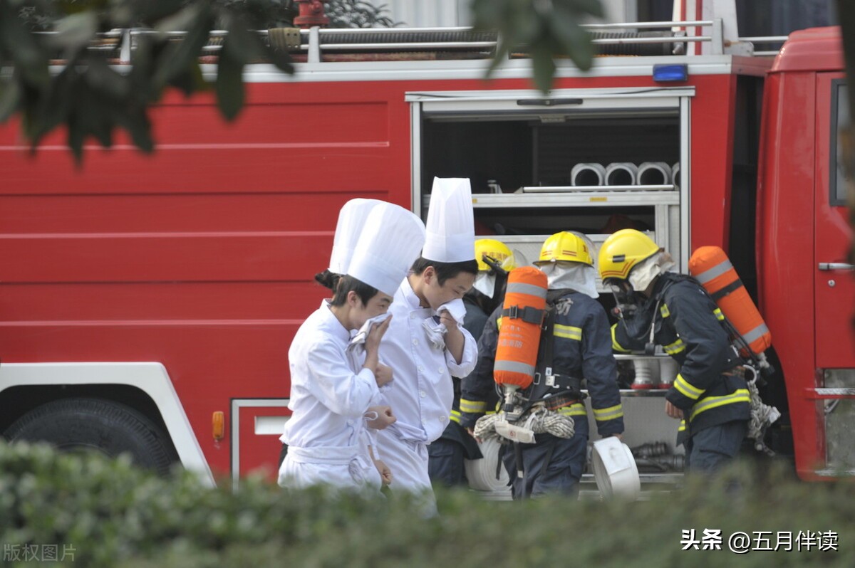 医学生救人被质疑（男子冲进女厕救人遭质疑！都这时候了，谈男女有别的都是什么人？）