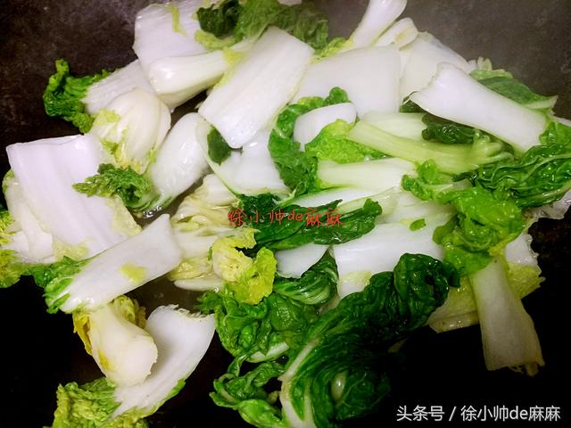 冬季餐桌上最常见的黄心菜，除了做烫菜，这样简单炒也很美味！