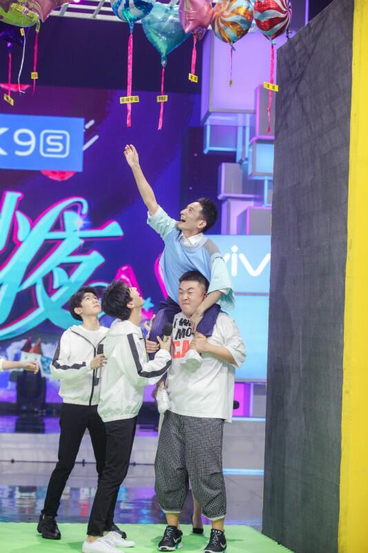 TFBOYS和窦靖童齐上《快本》 他们还写下了神秘的心愿单