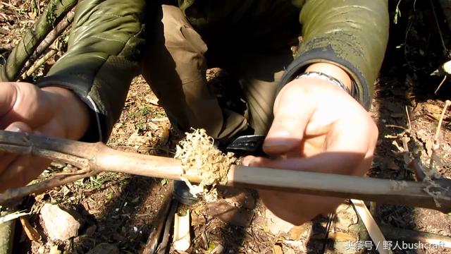 大神手里这种野外钻木取火方法20秒可成功取火