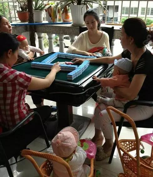 搞笑图摘：有这样的老师，根本没办法认真听课了好吧！