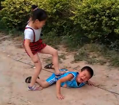 给孩子看《奥特曼，喜羊羊，光头强》，没想到会害了他