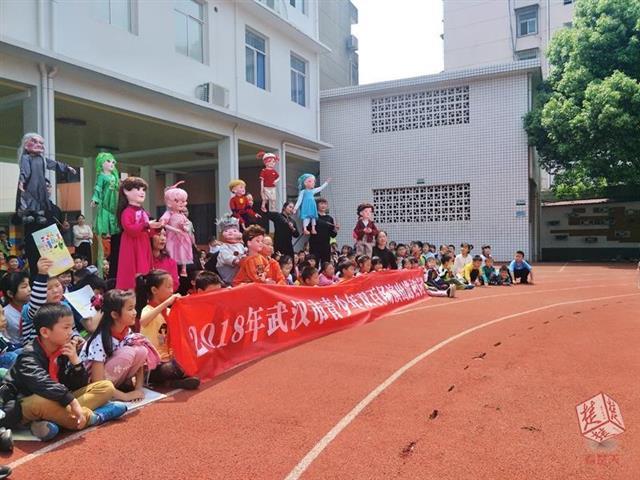 双百场演出进校园，江夏一小学上演有趣木偶戏