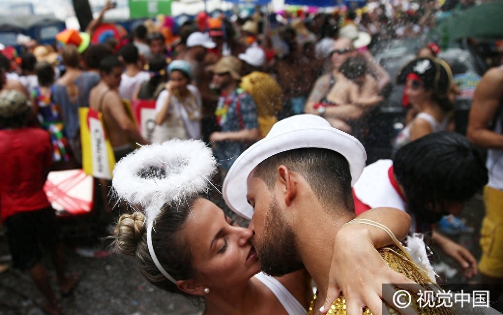 今天你亲了吗?国际接吻日盘点各国街头缠绵大片