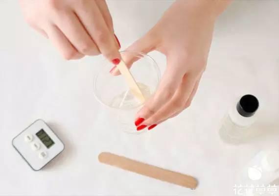 干花滴胶手机壳花变色 2026年干花滴胶手机壳花变色怎么回事