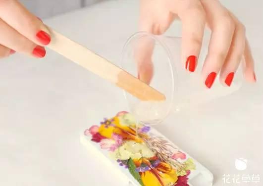 干花滴胶手机壳花变色 2026年干花滴胶手机壳花变色怎么回事