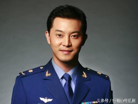 他曾和邓超是情敌，与李云迪同台，姐弟恋，光靠眼神就能演戏