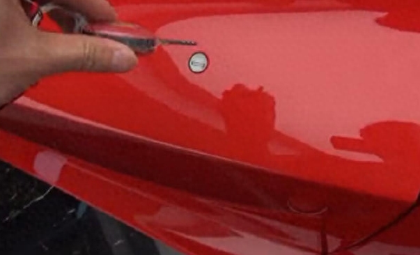 法拉利跑车的价格动辄数百万,但车钥匙却和几万块面包车的差不多