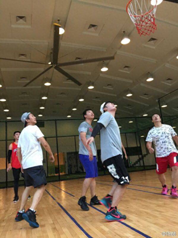 断球运球过人,陈赫轻松干掉邓超,网友;虐贴膜老人这样好吗!?