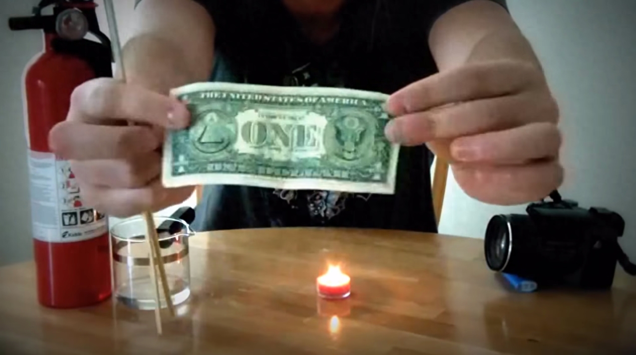 纸币经过这杯溶液的浸泡并将其点燃,结果发现纸币毫发无损