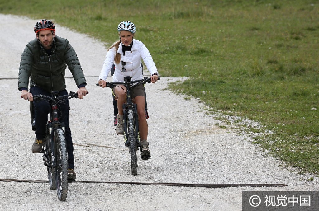 亨泽尔羽绒服+短裤混搭为老公擦汗 小女儿戴头盔叼奶嘴萌翻天