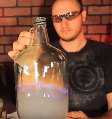 往装有雾气的瓶子里混入酒精,随后瓶内开始出现了火焰