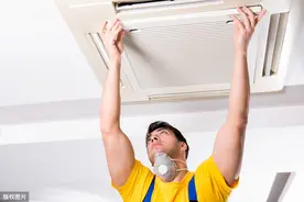 中央空调天花机清洗过程，平常清洗下面两个地方就行了图片