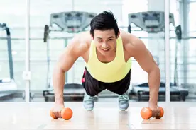 一周健身训练计划，每天怎么搭配训练？图片