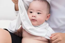 天气渐冷如何给宝宝穿衣？家长牢记“三暖二凉”，换季期少生病图片