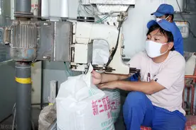 教你徒手快速拆化肥袋口缝合线的技巧，轻松又省力，一分钟搞定图片