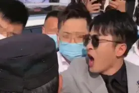 网红辛巴与保安起冲突，言辞激烈差点动手，网友：太猖狂了图片