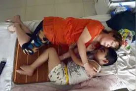 孩子喜欢摸着妈妈入睡？是在表达“另类饥饿”，别担心，两招纠正图片