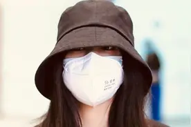 《青你2》段小薇淘汰后现身，机场粉丝送花人气高图片