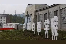 中国第一所培养喝酒的大学，酒量不好别报，学生喝着五粮液上课图片
