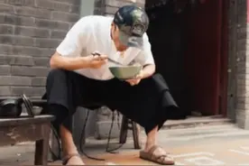 40岁谢霆锋蹲巷口吃面，踩凉拖越来越像老大爷，身边仍不见王菲图片