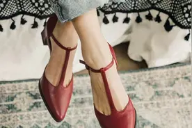 还在穿细高跟鞋？今年夏天流行这5款粗跟鞋，不挑身高和年龄图片