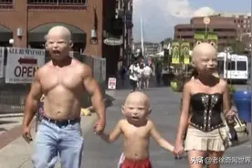 街头惊现巨婴三口之家，路人看到后纷纷远离，得知真相使人唏嘘图片