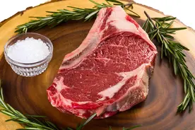 牛肉涨破90元，消费者抱怨吃不起！一头牛利润6000，可养吗图片