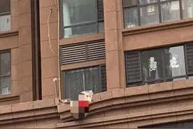 独居女子穿红色内衣坠亡 倒挂门面房屋顶吓坏路人图片