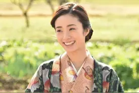 日本国民女神上户彩复出，每周开工一天，单集片酬比别人年薪还高图片